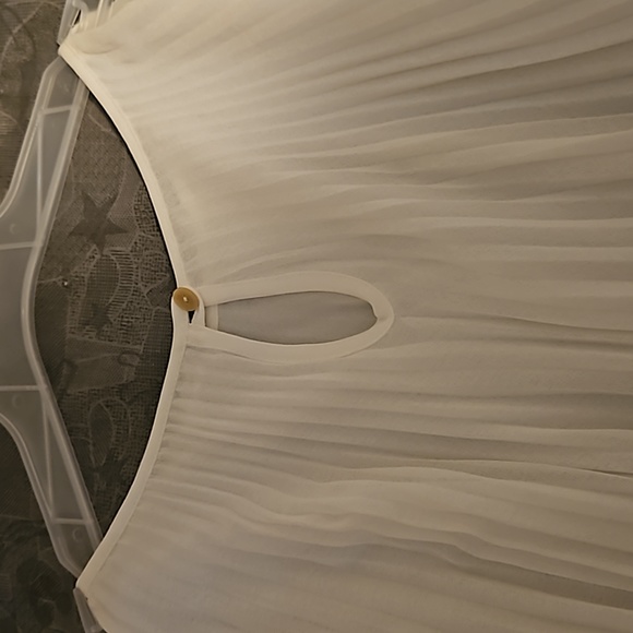 Sleeveless Blouse - Picture 2 of 3